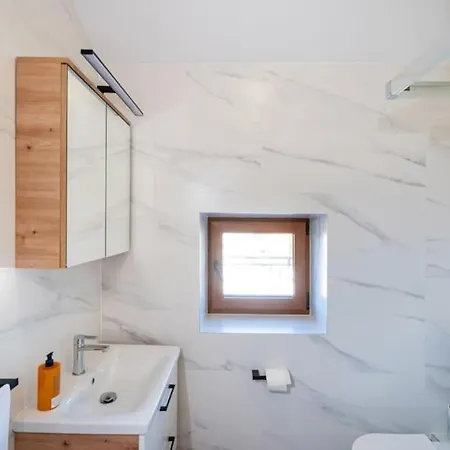 With Jacuzzi - By Ta Leut Agency Slivnica