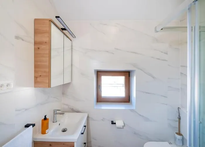 With Jacuzzi - By Ta Leut Agency Slivnica