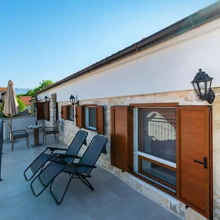 With Jacuzzi - By Ta Leut Agency *